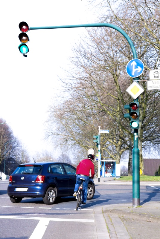 Pkw nimmt Radfahrer die Vorfahrt an der Ampel
