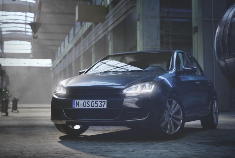 LEDriving&reg; XENARC&reg;: Bis zu 40% wei&szlig;eres Licht im Vergleich zu Standardscheinwerfern mit Halogenlampen.